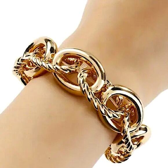 Chain Link Gold Luxury Bracelet - Picture 2 of 7